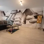 Kubiq By Coresi Apartman