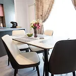 Kubiq By Coresi Apartman *
