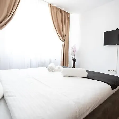 Kubiq By Coresi Apartman *